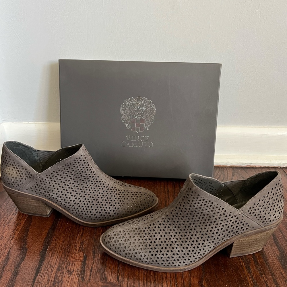 Vince Camuto Derindia Soft Tumbled Nubuck booties